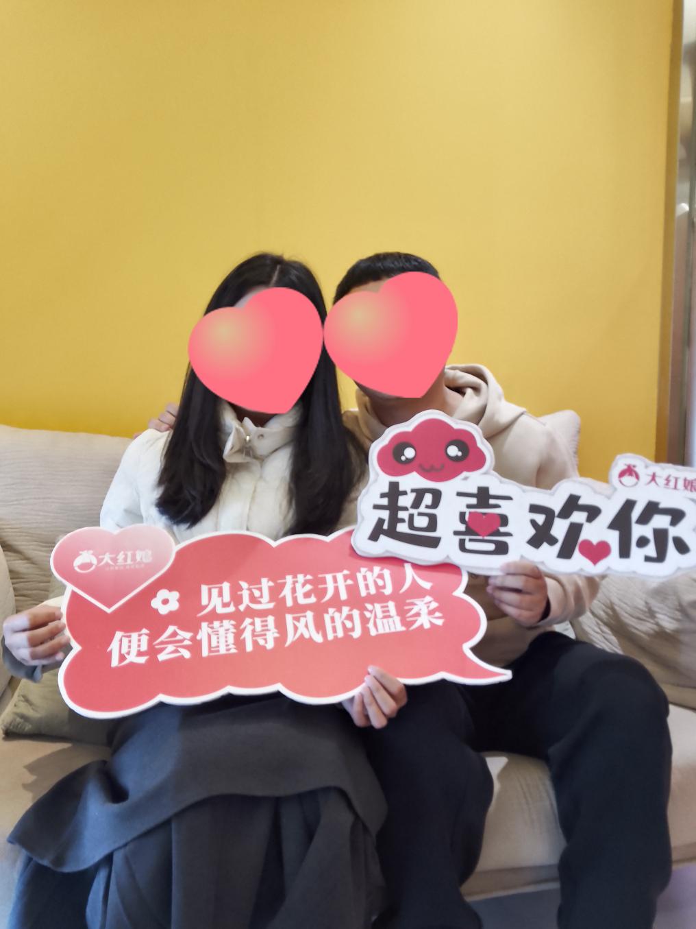 惠州大红娘脱单案例：93年R先生与96年H女士相识40天平安夜脱单，到店领取脱单礼合影（2026年1月）